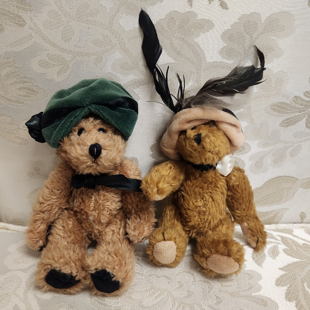 Boyds Bears Chanel de la Plumtete & Blanche de Bearvoire Plush Bears With Hats